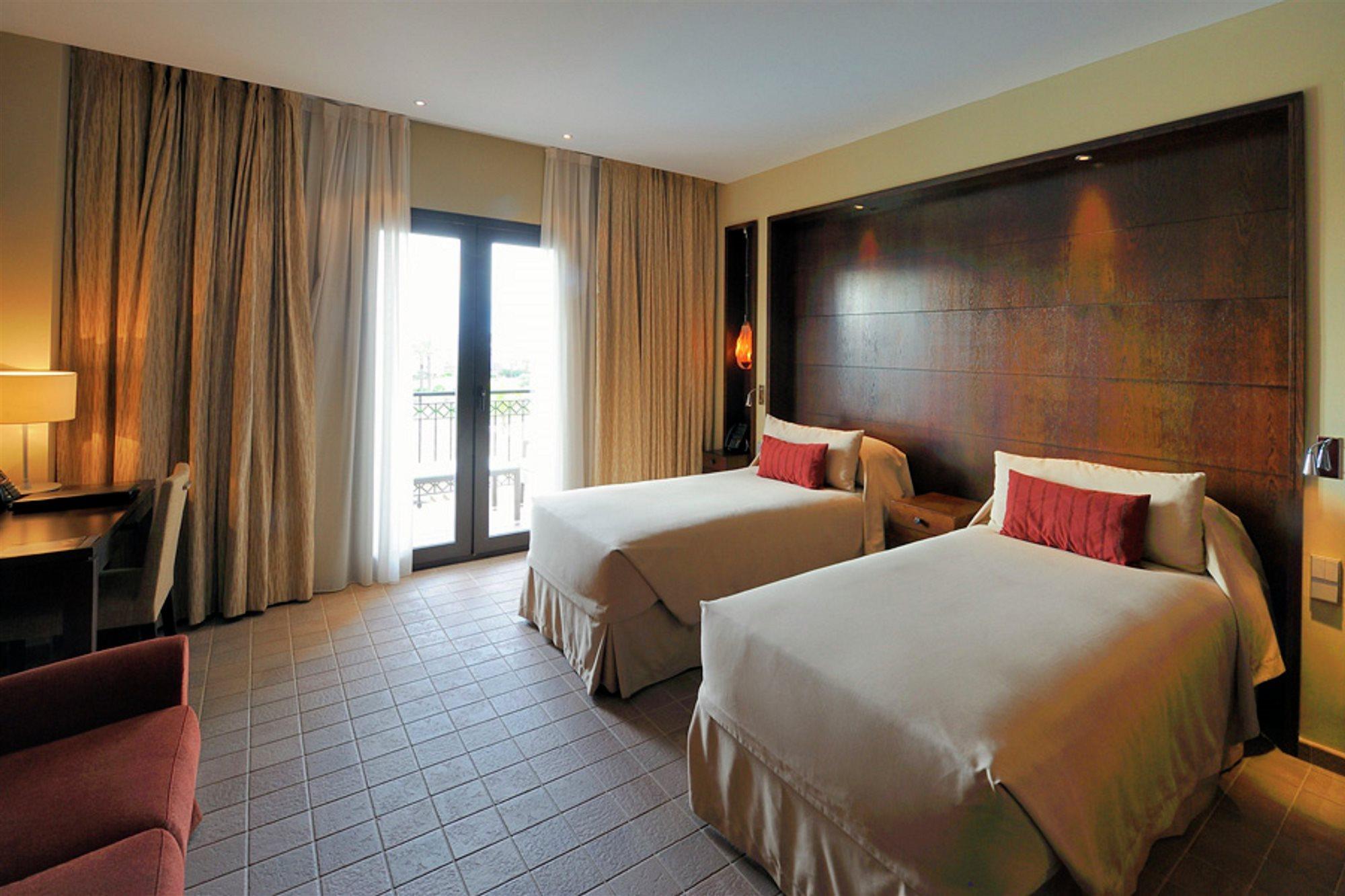 Doubletree By Hilton La Torre Golf Resort Roldan Ngoại thất bức ảnh Deluxe room