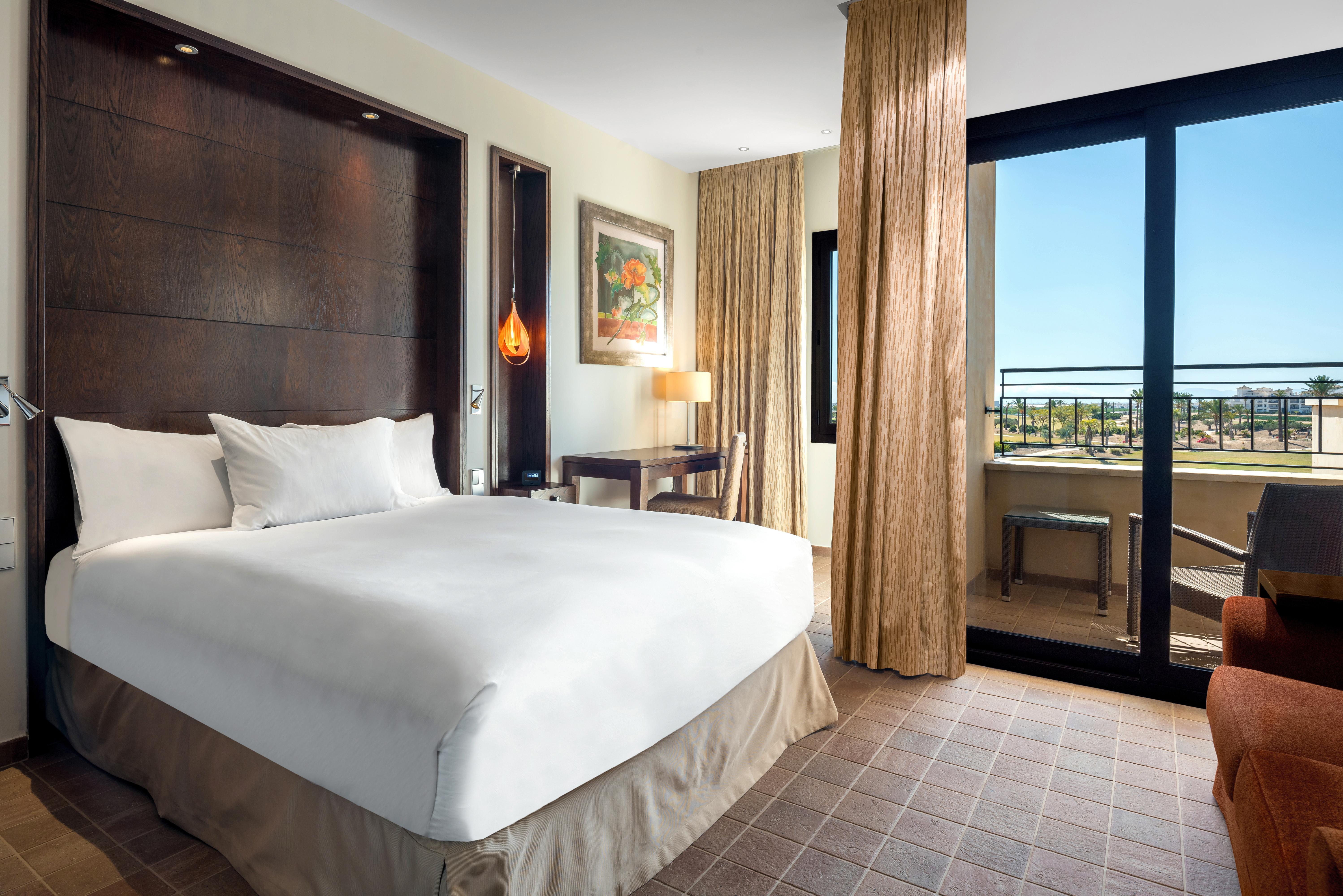 Doubletree By Hilton La Torre Golf Resort Roldan Ngoại thất bức ảnh A bedroom at the Hilton San Diego Bayfront