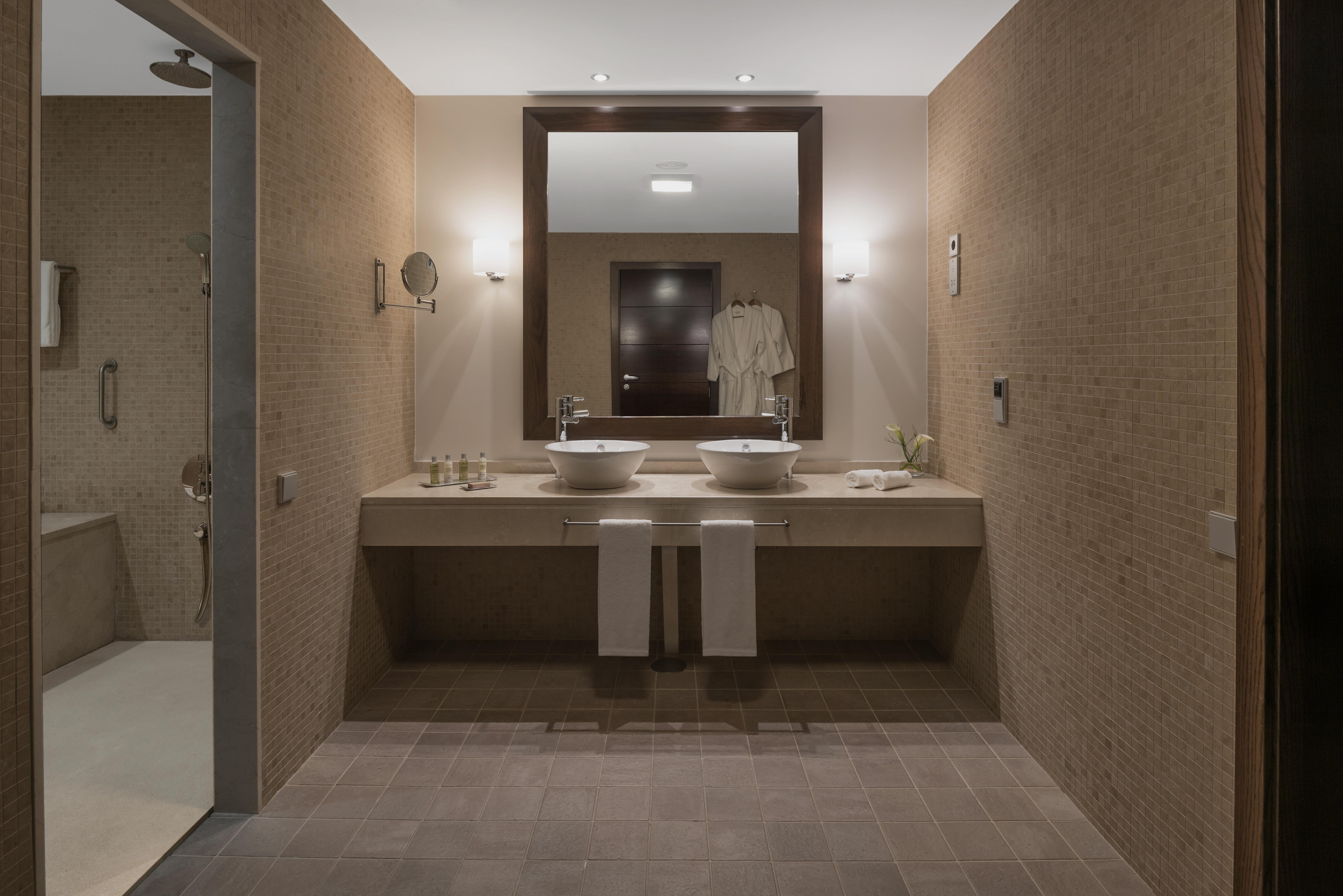 Doubletree By Hilton La Torre Golf Resort Roldan Ngoại thất bức ảnh Bathroom