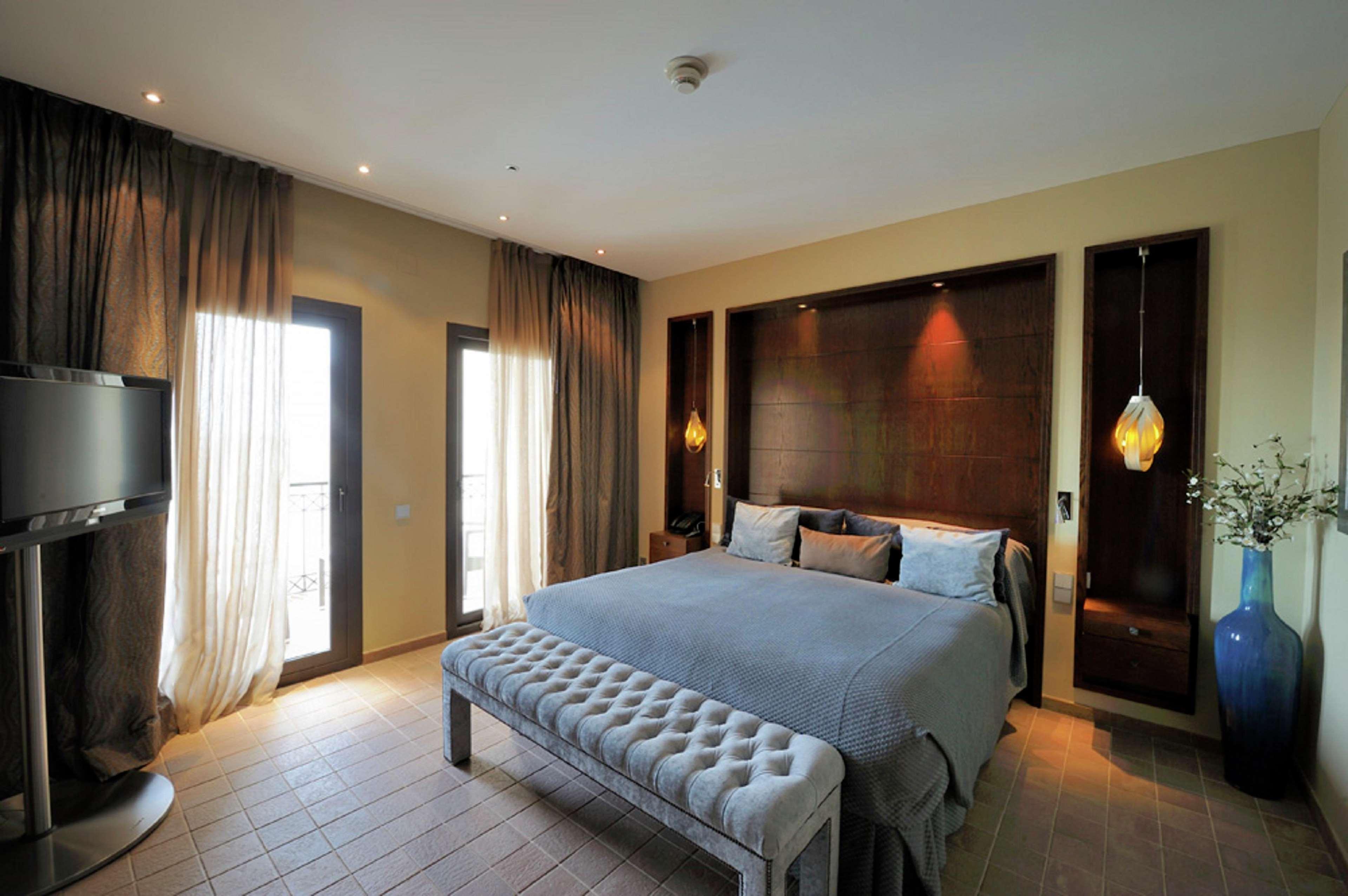 Doubletree By Hilton La Torre Golf Resort Roldan Ngoại thất bức ảnh A bedroom at the hotel