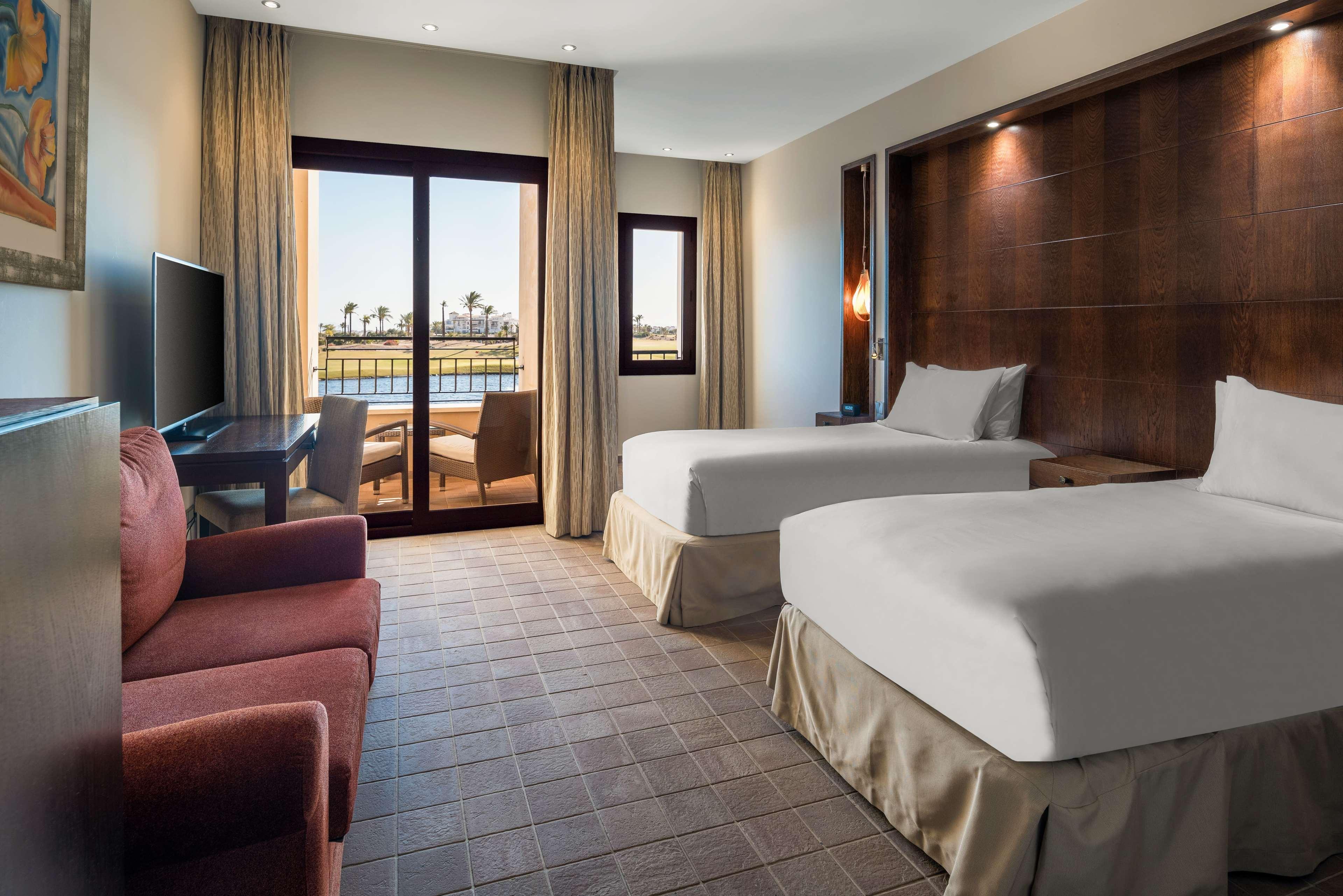 Doubletree By Hilton La Torre Golf Resort Roldan Ngoại thất bức ảnh A guest room at the Hilton San Diego Bayfront