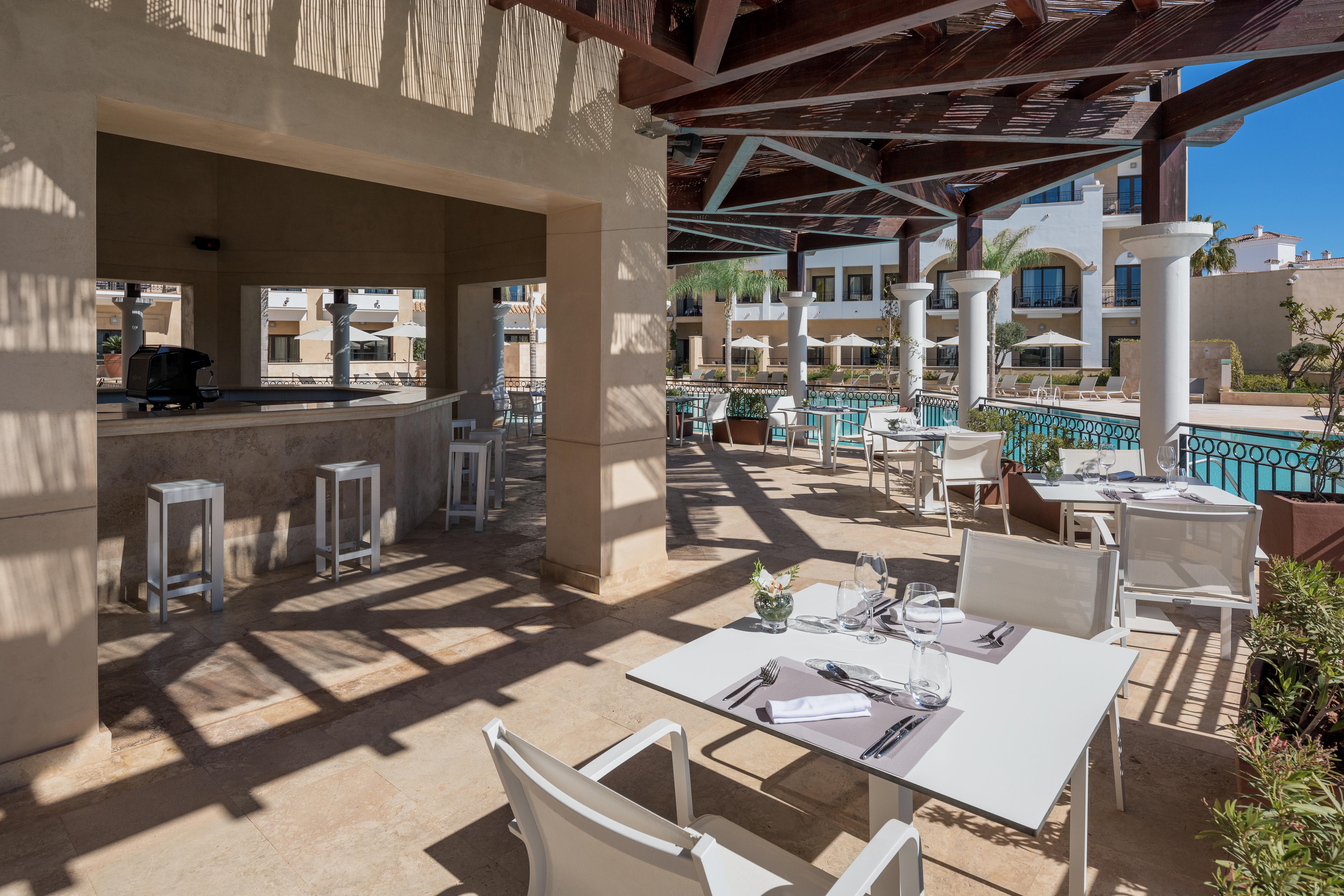 Doubletree By Hilton La Torre Golf Resort Roldan Ngoại thất bức ảnh The pool bar at the hotel