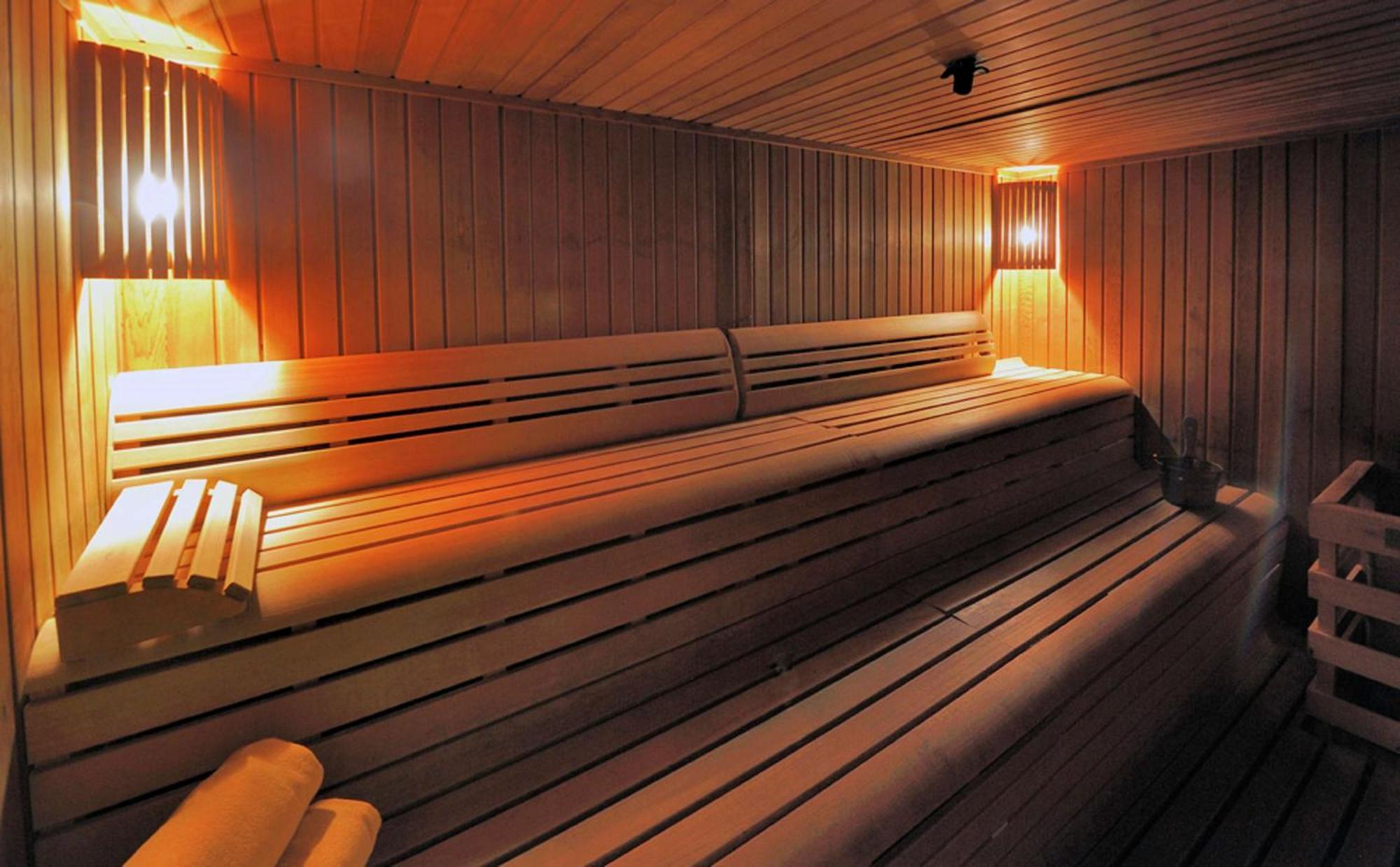 Doubletree By Hilton La Torre Golf Resort Roldan Ngoại thất bức ảnh A modern Finnish sauna
