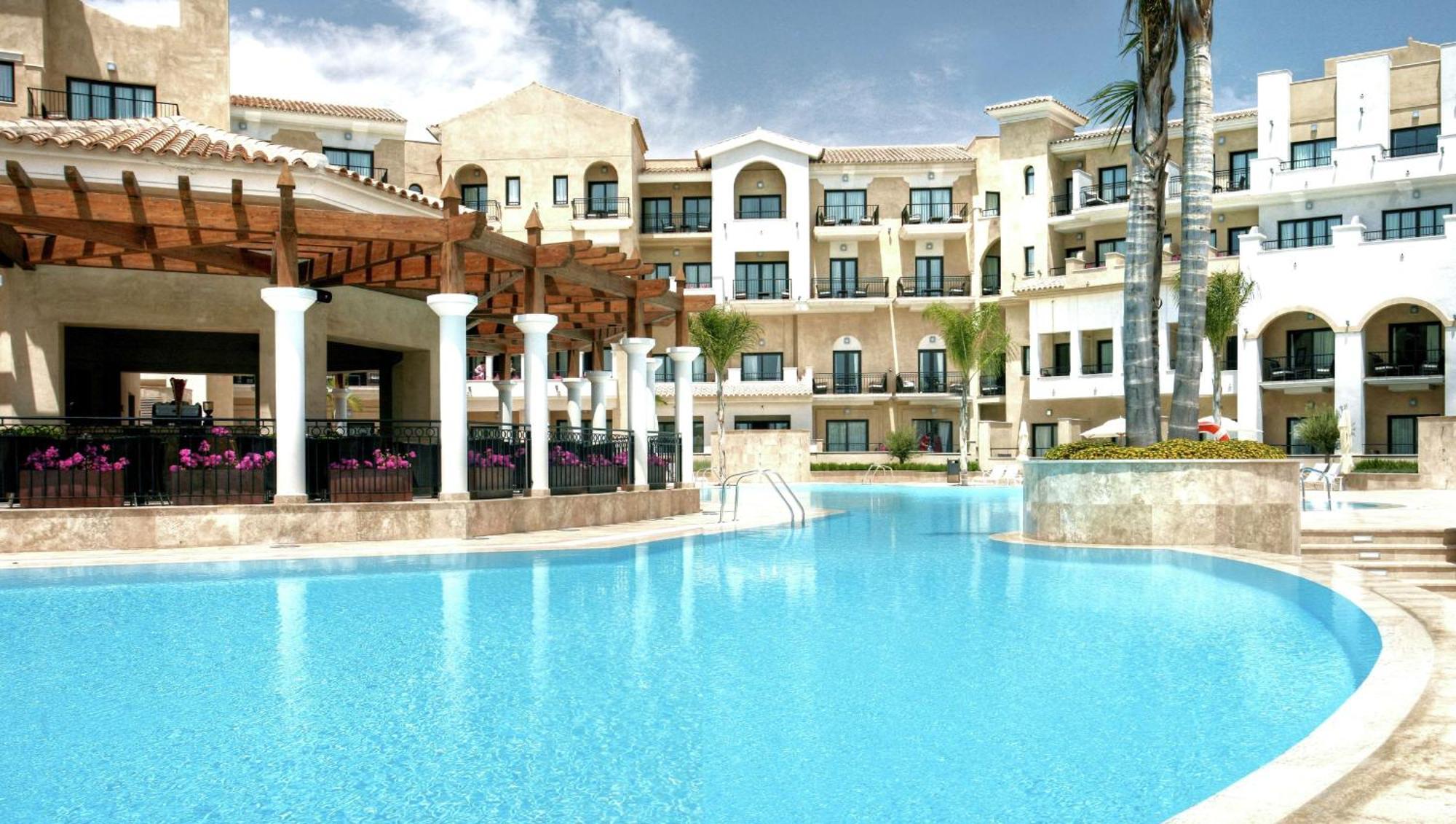 Doubletree By Hilton La Torre Golf Resort Roldan Ngoại thất bức ảnh The swimming pool at the hotel