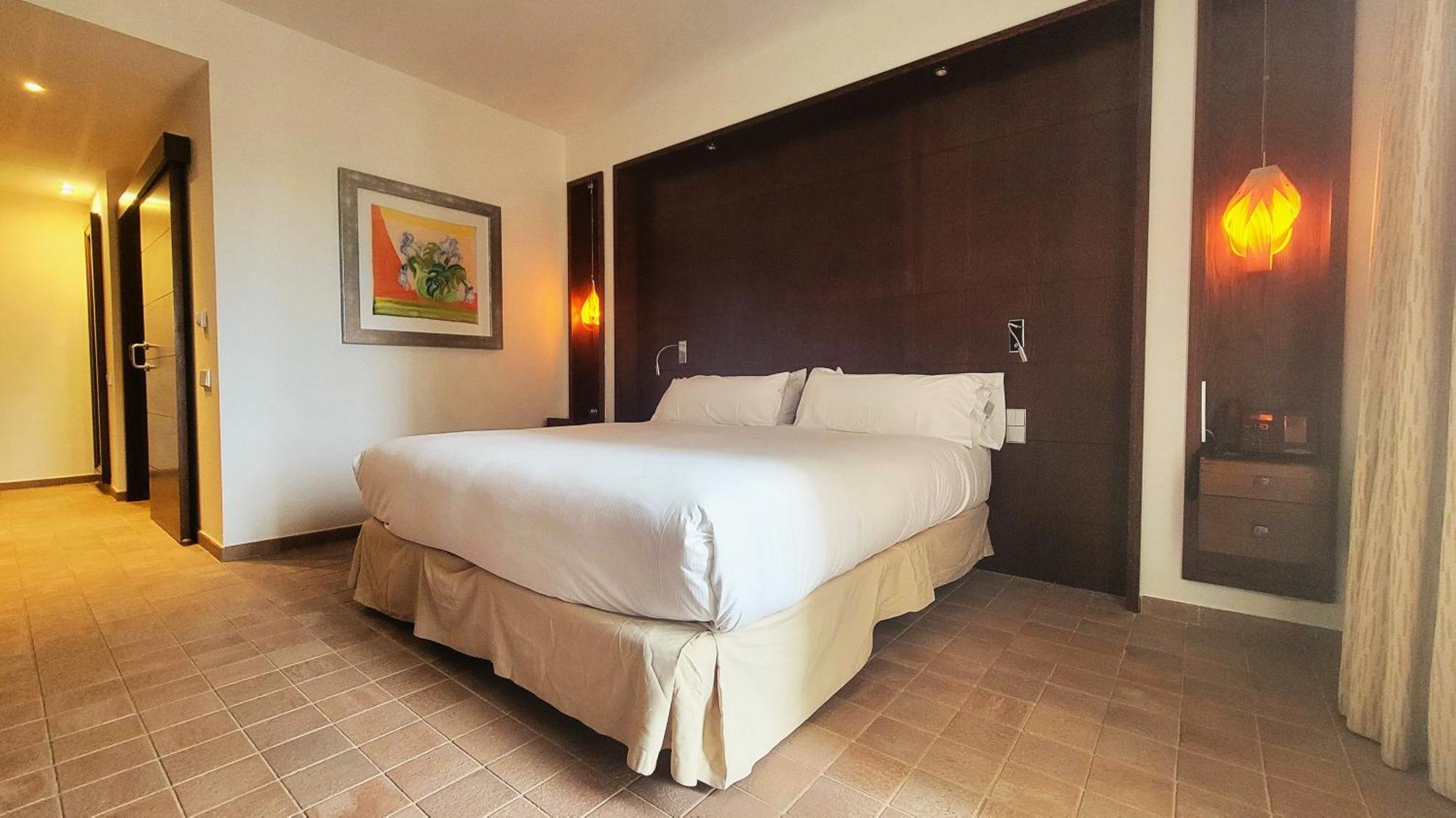 Doubletree By Hilton La Torre Golf Resort Roldan Ngoại thất bức ảnh A bedroom at the hotel