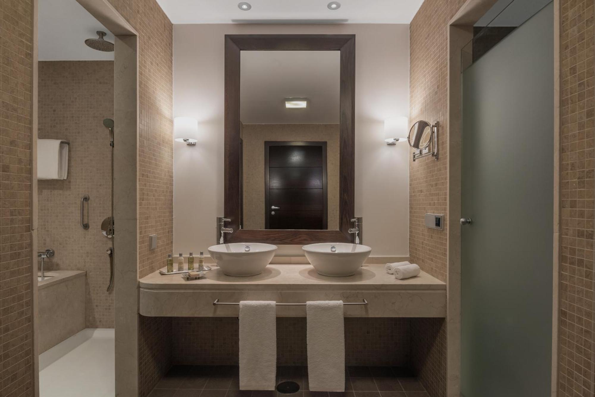 Doubletree By Hilton La Torre Golf Resort Roldan Ngoại thất bức ảnh Bathroom