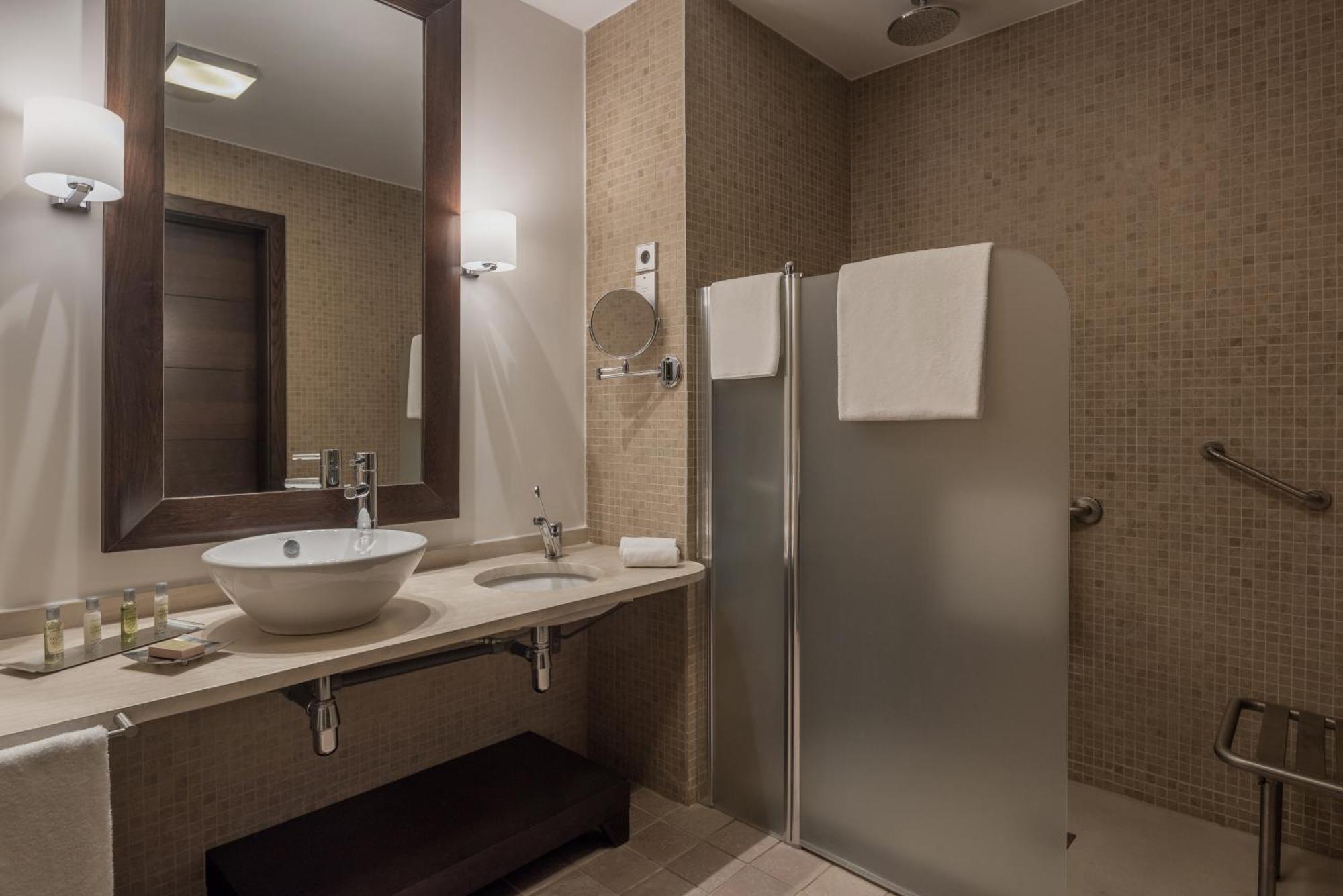 Doubletree By Hilton La Torre Golf Resort Roldan Ngoại thất bức ảnh Bathroom