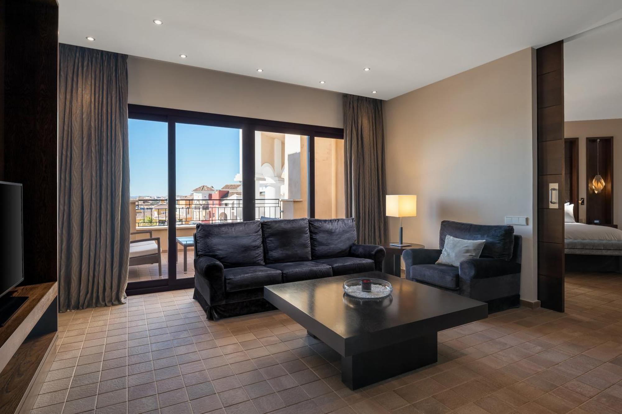Doubletree By Hilton La Torre Golf Resort Roldan Ngoại thất bức ảnh Suite