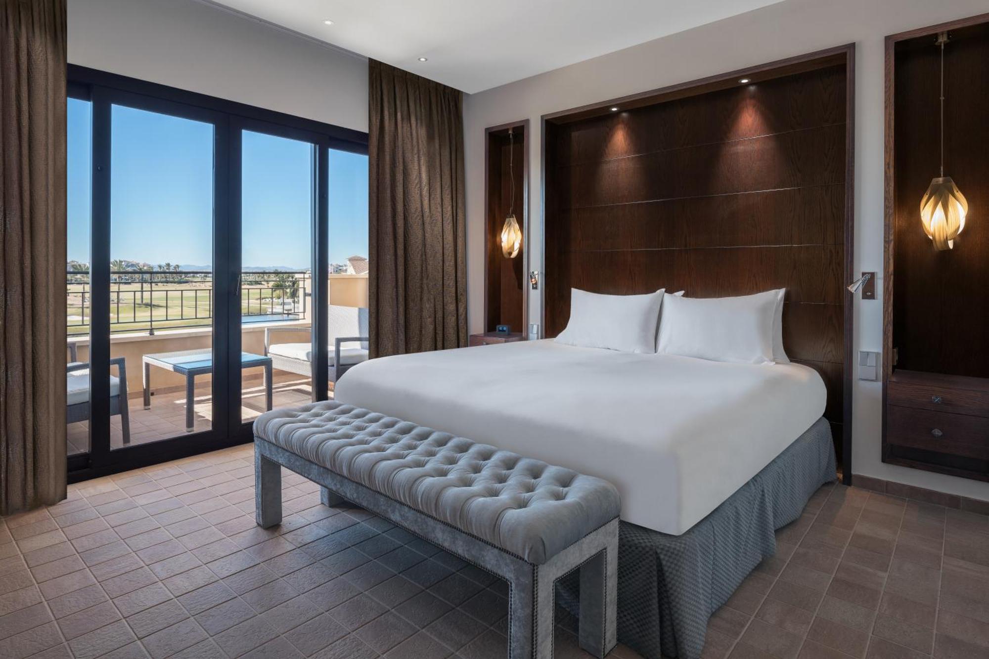 Doubletree By Hilton La Torre Golf Resort Roldan Ngoại thất bức ảnh A bedroom at the hotel