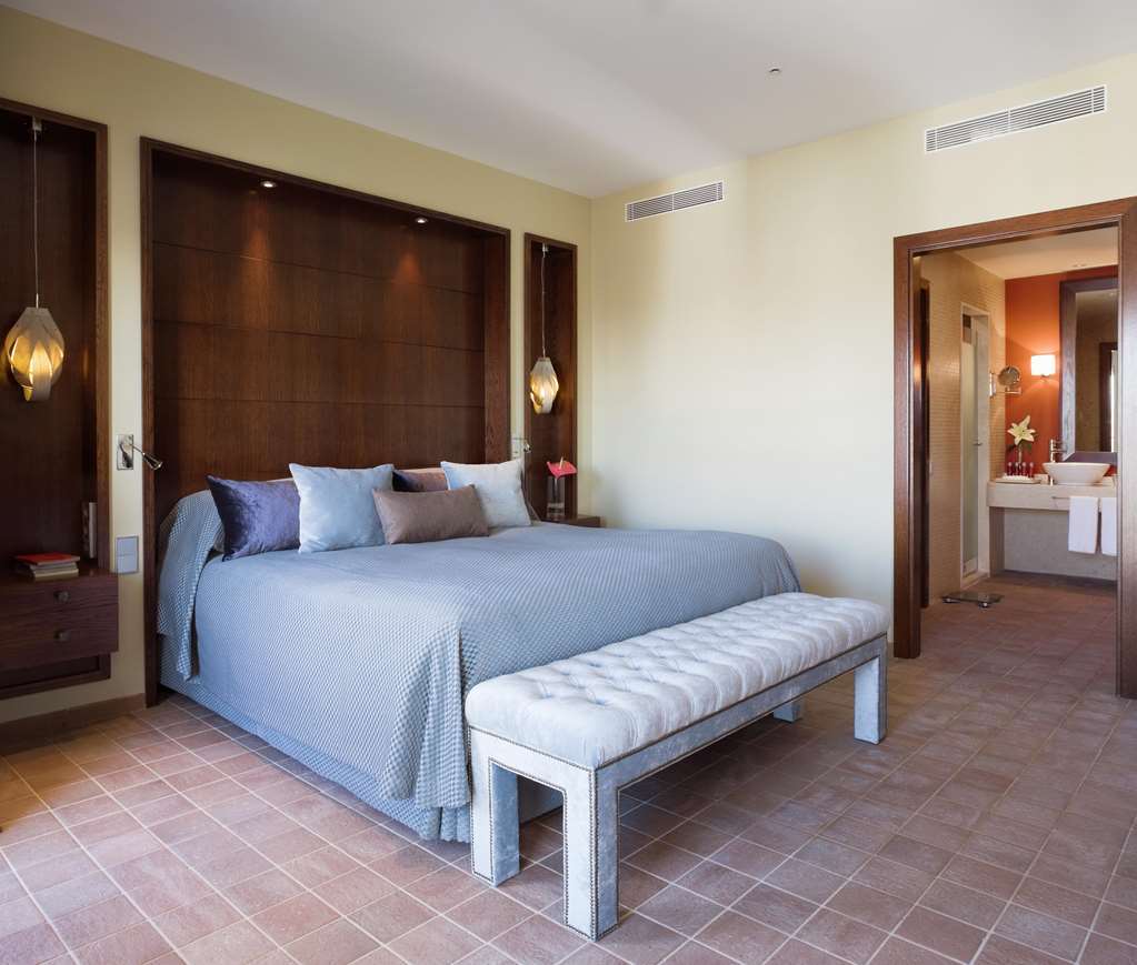 Doubletree By Hilton La Torre Golf Resort Roldan Phòng bức ảnh A bedroom at the hotel